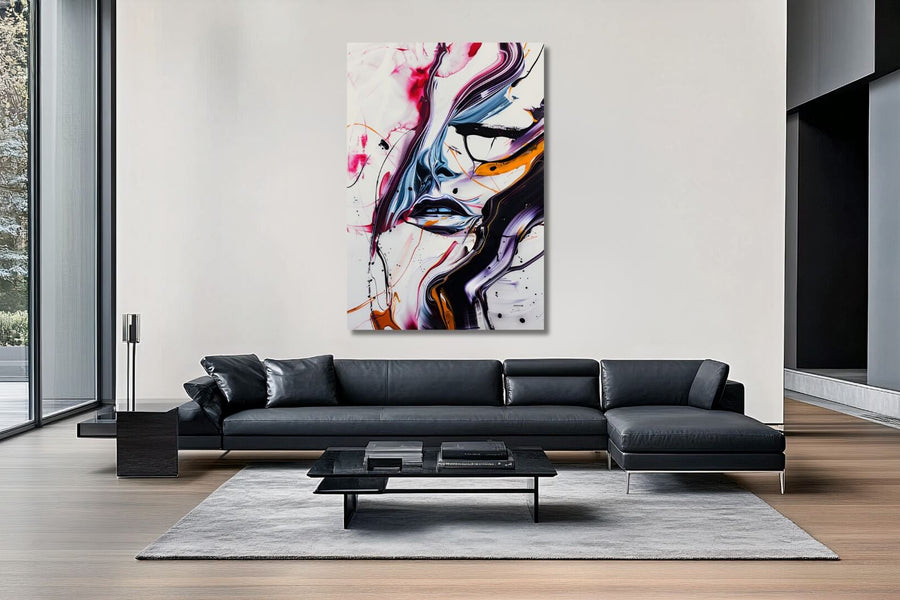 Peinture numérique Effigye représentant un visage abstrait aux formes fluides. Une œuvre d'art qui dynamise ce salon moderne et luxueux.